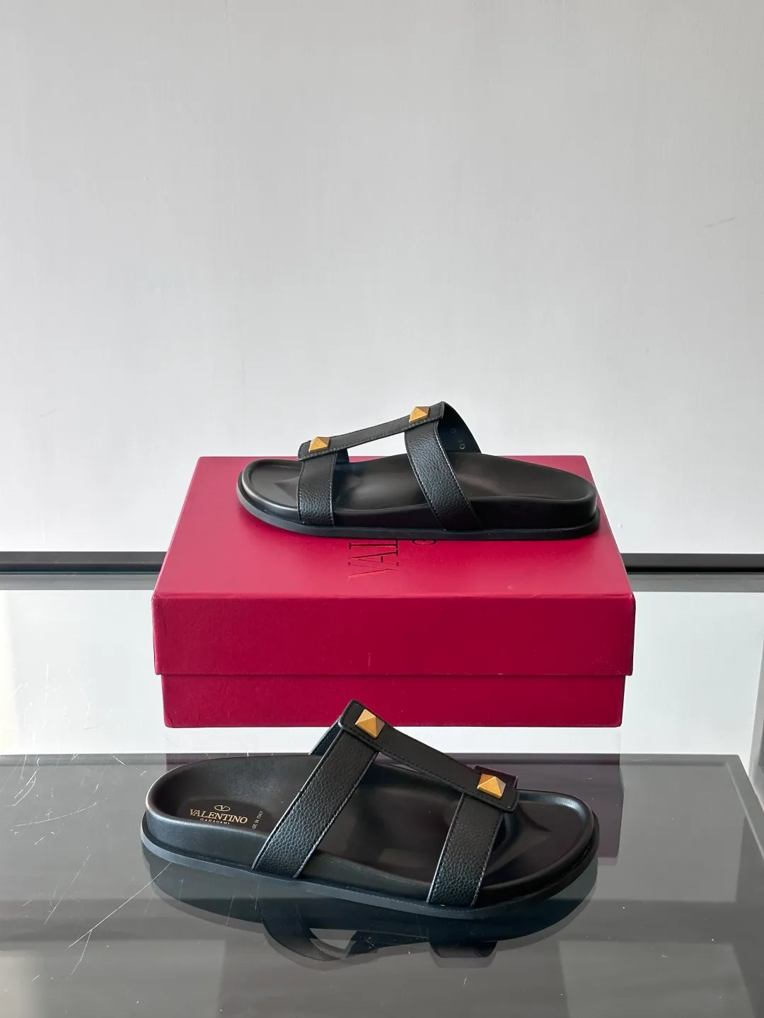Men's shoes 💰p320 "VALENTINO" Valentino Men's 🧍‍♂️ Spring and summer new style metal rivet flat slippers, elegant sandals, the same style worn by celebrities, original molding, imported calfskin. Rubber outsole. Soft and durable, full set of counter packaging size: 39-44 (customized at 38.45.46)